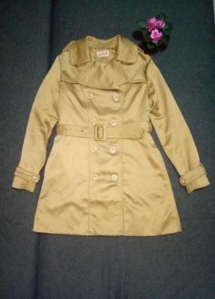 Золотистый плащ с поясом и карманами и ремнем