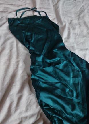 Розкішна сукня смарагдового кольору з відкритою спинкою4 фото