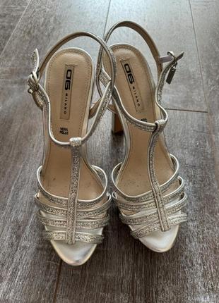 Босоножки на каблуке с стразами серебро, кожаная стелька, итальялия3 фото