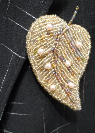 Брошь из бисера.