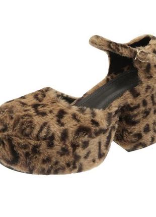 Босоніжки, туфлі з хутра з леопардовим принтом.3 фото
