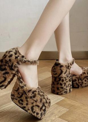 Босоніжки, туфлі з хутра з леопардовим принтом.2 фото