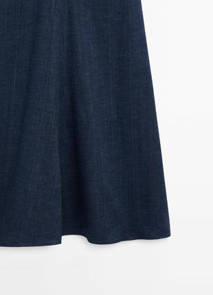 Платье средней длины с широкими бретельками в джинсовом стиле7 фото