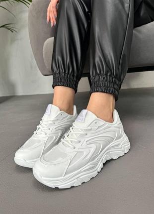 Базові стильні та зручні білі кросівки на кожен день5 фото