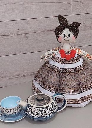 Лялька-грілка для чайника з коричневої вишитої тканини3 фото