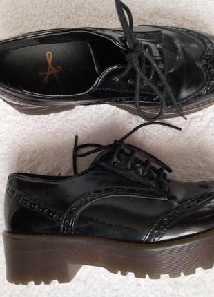 Актуальні масивні туфлі, чорні лакові туфлі atmosphere2 фото