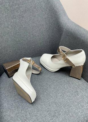 Молочные с золотыми кожаными туфли с массивным каблуком4 фото