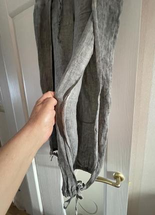 Льняные серые брюки с разрезами по бокам.3 фото