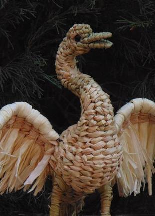 Скульптура лебедя гуся