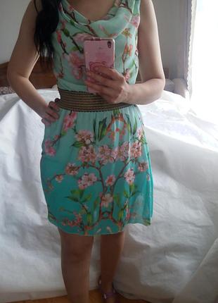 Легке квіткове плаття гіпюр спинка