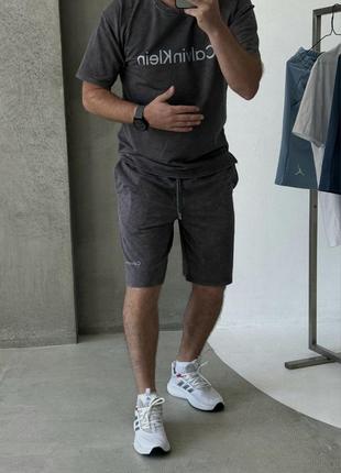 Мужской спортивный костюм варенка с футболкой с надписью с шортами с карманами с резинкой и шнурком в поясе2 фото