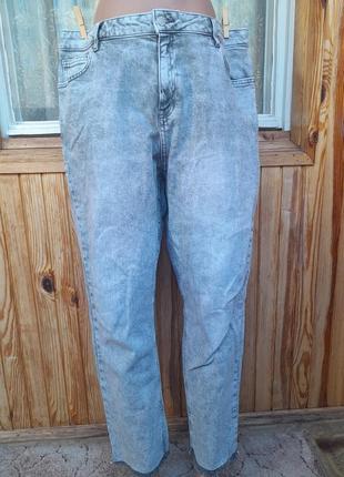 Стильные серые джинсы с необработанным краем снизу