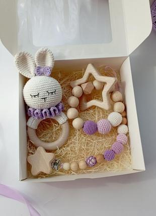 Подарочный набор для новорожденных, вязаная игрушка погремушка зайчик, грызунок прорезыватель, держатель для пустышки грызунка1 фото