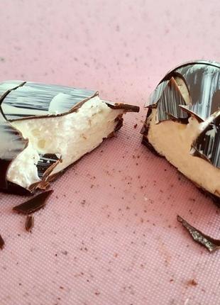 Корпусна шоколадна цукерка "пташине молоко"2 фото