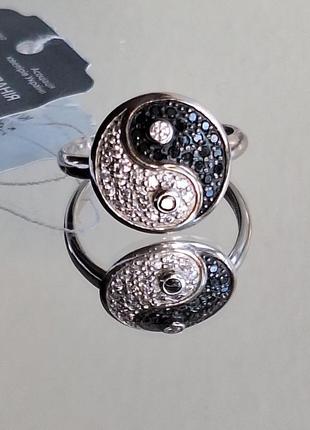 Женское серебряное кольцо инь янь с камнями циркония1 фото