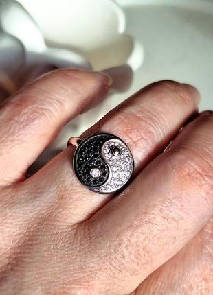Женское серебряное кольцо инь янь с камнями циркония7 фото