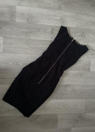 Чорне коротке плаття з золотими ланцюжками і блискавкою ззаду