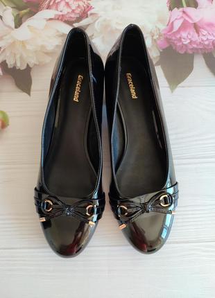 Новые черные лакированные туфли на небольших толстых каблуках graceland