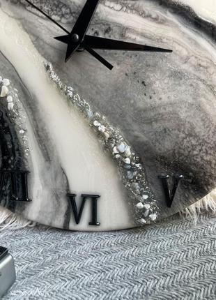 Часы из эпоксидной смолы с натуральными камнями