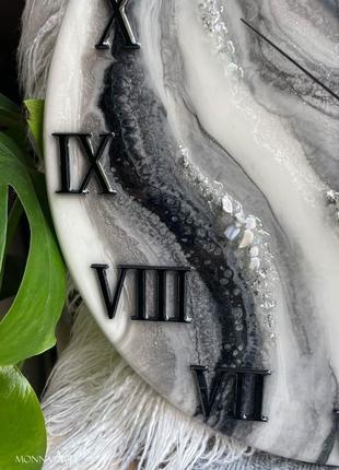 Часы из эпоксидной смолы с натуральными камнями