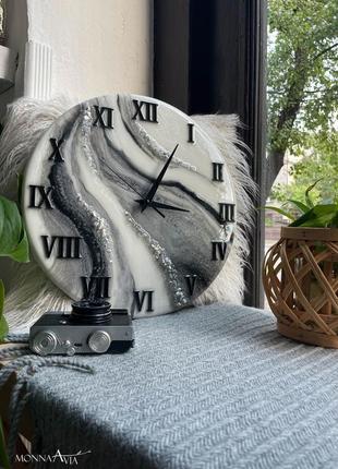 Часы из эпоксидной смолы с натуральными камнями