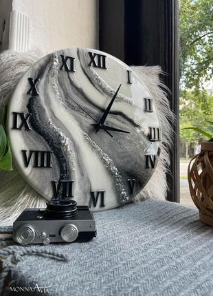 Часы из эпоксидной смолы с натуральными камнями