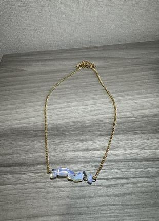 Подвеска на шею с красивыми камушками