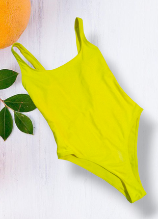 Слитный яркий купальник