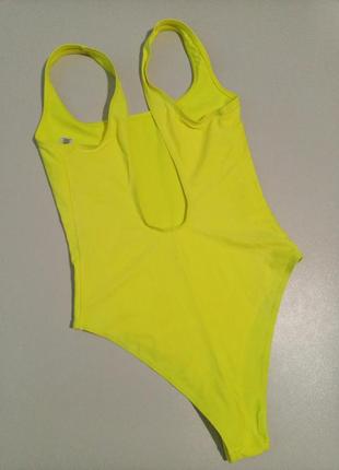 Слитный яркий купальник