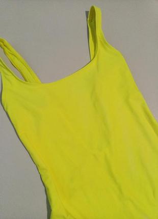 Слитный яркий купальник