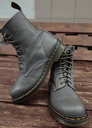 Dr. martens 1460 pascal virginia сірі черевики в стилі мілітарі на 8 люверсів м'яка шкіра2 фото