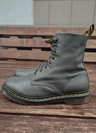 Dr. martens 1460 pascal virginia сірі черевики в стилі мілітарі на 8 люверсів м'яка шкіра4 фото