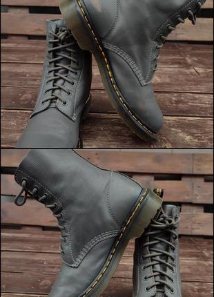 Dr. martens 1460 pascal virginia серые ботинки в стиле милитари на 8 люверсов мягкая кожа7 фото