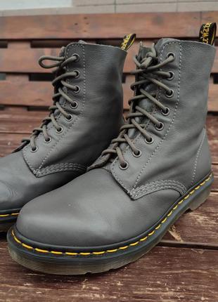 Dr. martens 1460 pascal virginia сірі черевики в стилі мілітарі на 8 люверсів м'яка шкіра1 фото