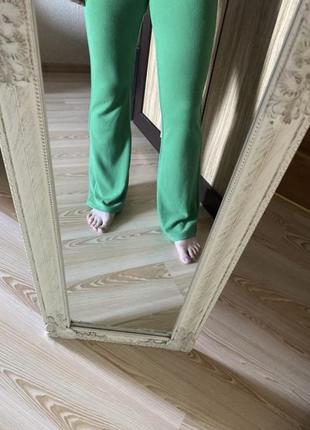 Новые эффектные зелёные брюки по ножке 48-50