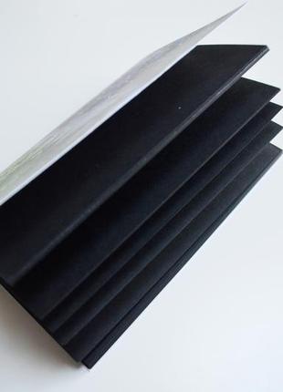 Блокнот з чорними аркушами і біла ручка. авторська ілюстрація гілочка3 фото