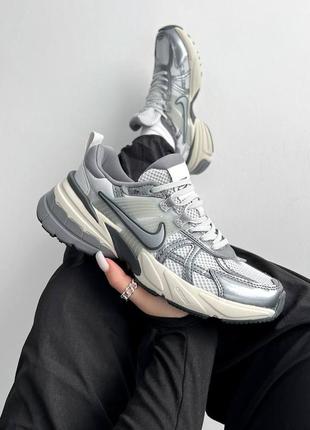 Кроссовки nike wmns v2k run 'pure platinum wolf grey'