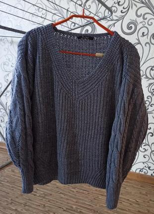 Женский свитер over-size.