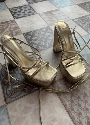 Босоножки в золотой на высокой подошве и толстом каблуке3 фото