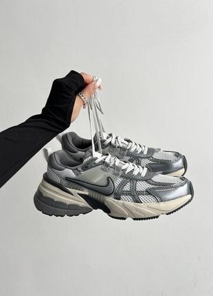 Кроссовки nike wmns v2k run 'pure platinum wolf grey'6 фото