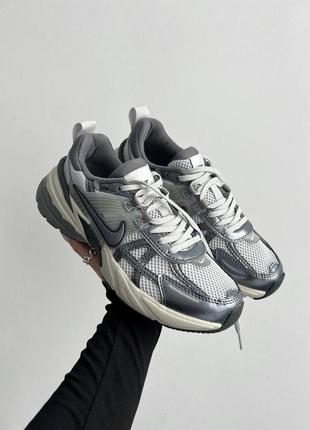 Кроссовки nike wmns v2k run 'pure platinum wolf grey'5 фото