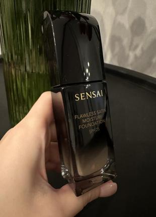 Тональний крем sensai flawless satin moisture foundation в упаковці