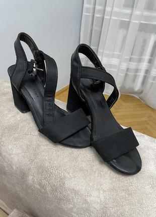 Женские босоножки