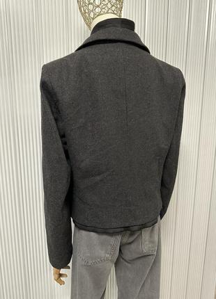 Укороченный пиджак графит с принтом6 фото