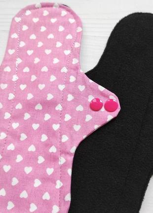 Многоразовые прокладки для критических дней "сердечка на розовом". большой выбор тканей.2 фото