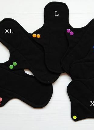 Многоразовые прокладки для критических дней с цветами на черном. большой выбор тканей.4 фото