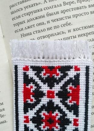 Закладка в українському стилі з двосторонньою ручною вишивкою.3 фото