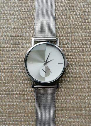 Жіночий наручний класичний годинник срібний з кольчужним ремінцем