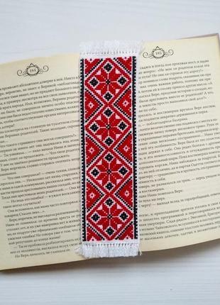 Закладка в украинском стиле с двусторонней ручной вышивкой.