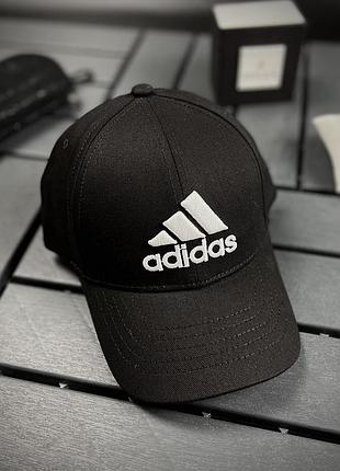 Чорна кепка adidas